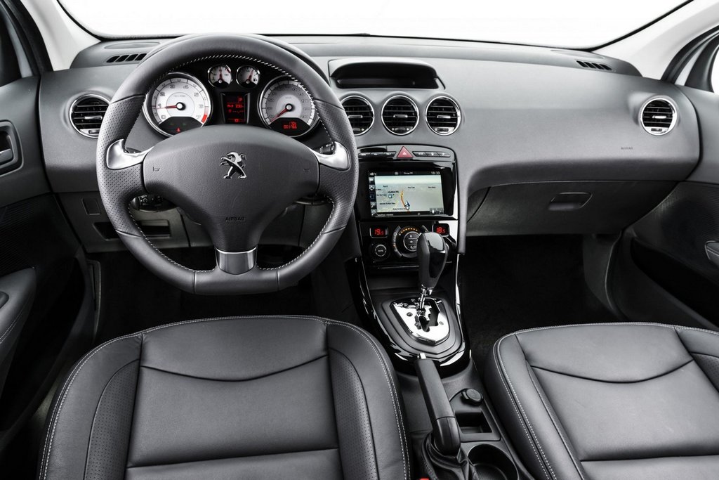 Test av den kompakta sedanen Peugeot 408