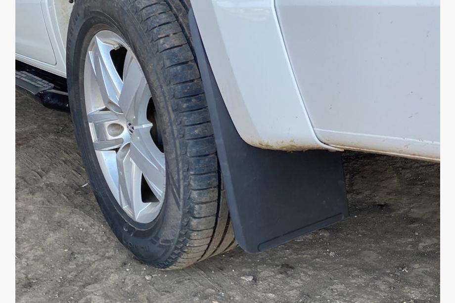 Volkswagen Amarok 2010–2022 Bakre stänkskydd (2 st) Foto 1