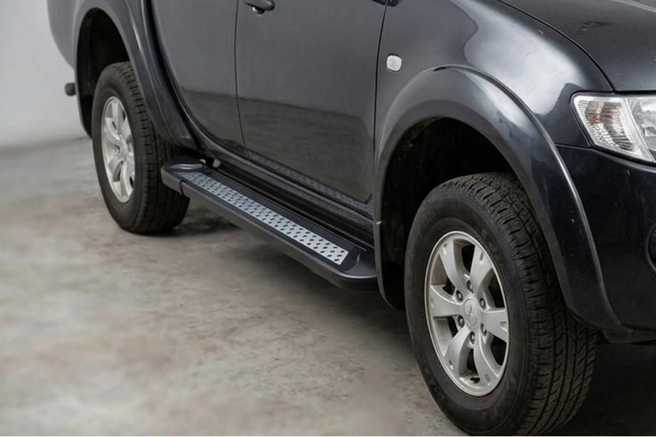 Mitsubishi L200 2015–2024 Sidosteg New Vision Black (2 st, aluminium) Image