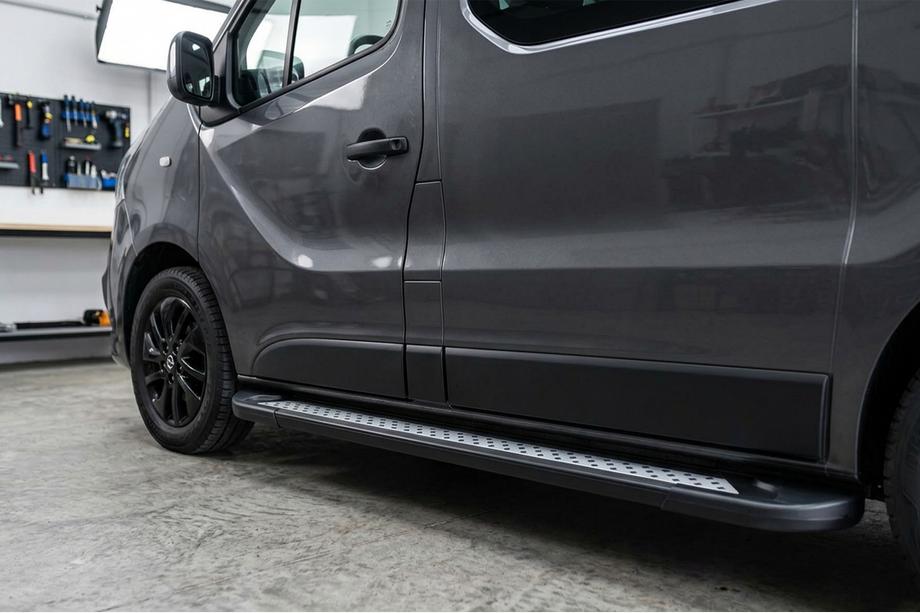 Opel Vivaro 2001–2015 Sidosteg New Vision Black (2 st, aluminium) Lång hjulbas Image