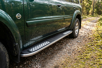 Nissan Patrol Y61 1997–2011 Sidosteg Tayga V2 (2 st, aluminium) foto 1