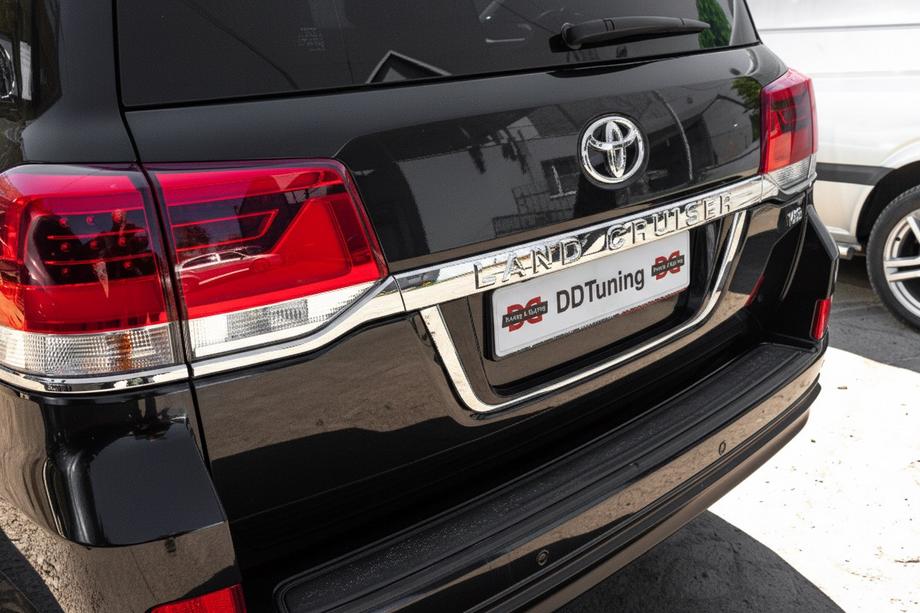 Toyota Land Cruiser 200 2007–2021 Registreringsskyltshållare, standard Vit Image