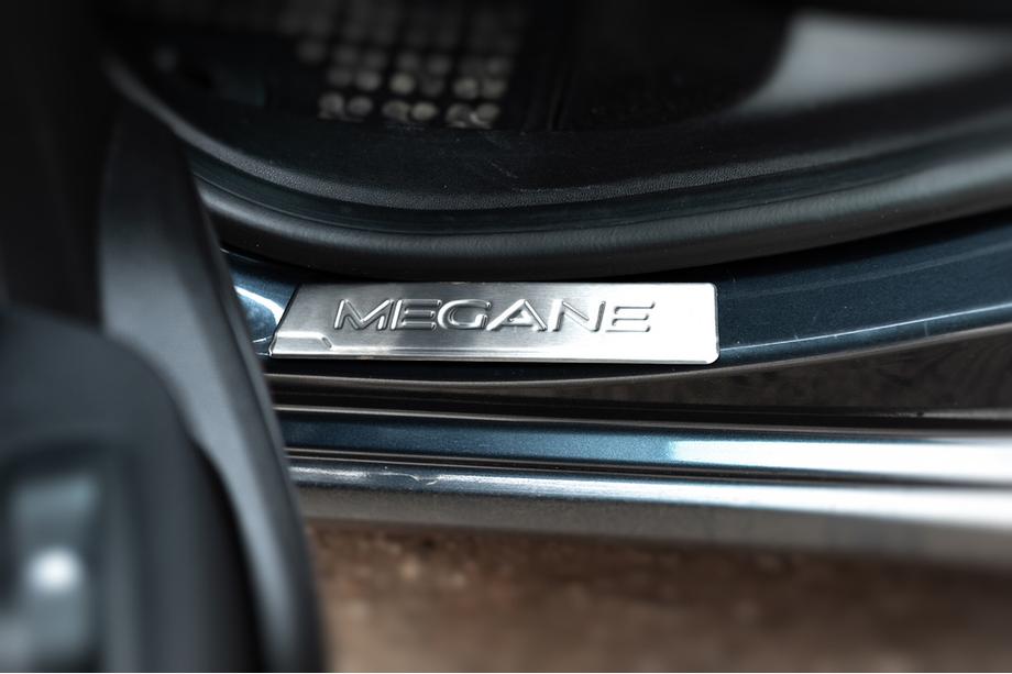 Renault Megane IV 2016–2025 Instegsskydd OmsaLine (4 st, rostfritt stål) Foto 3