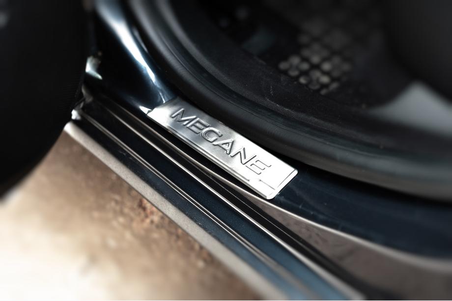 Renault Megane IV 2016–2025 Instegsskydd OmsaLine (4 st, rostfritt stål) Foto 4