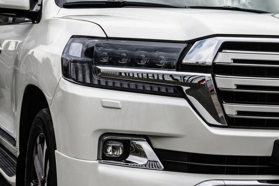 Toyota Land Cruiser 200 2007–2021 Framlyktor 2016+ (Bugatti) Image