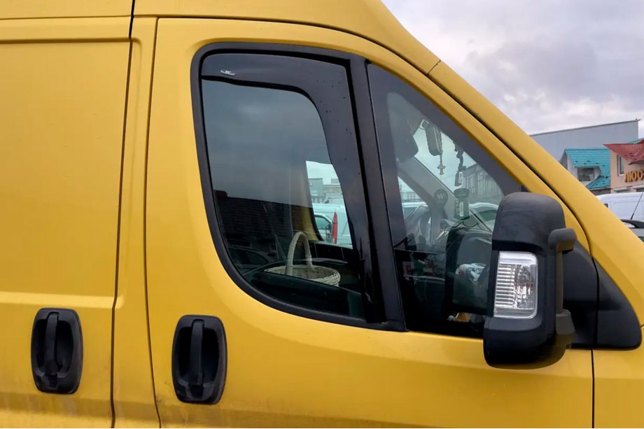 Fiat Ducato 2006–2025 Insticksmonterade vindavvisare (2 st, HIC) Image