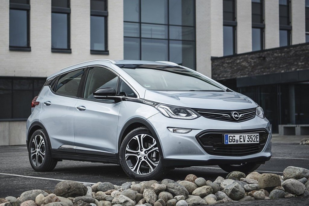 Test av den elektriska kompakta halvkombin Opel Ampera-e