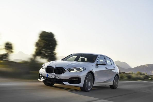 Tredje generationen av den kompakta halvkombin BMW 1 Series