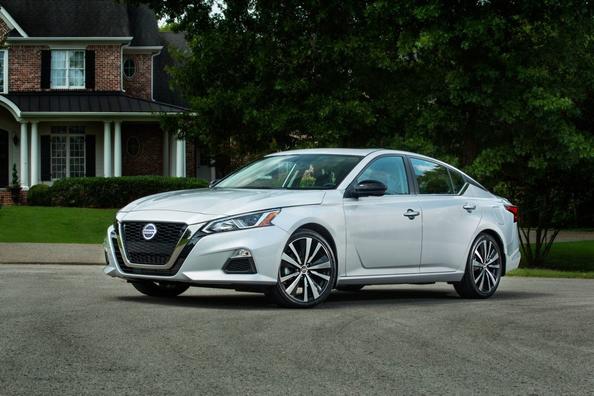 Mellanstor sedan Nissan Altima i sjätte generationen