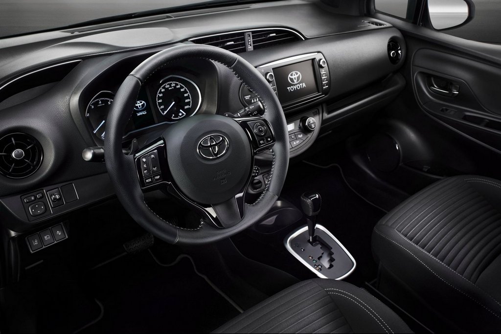 Test av uppdaterade subkompakta halvkombin Toyota Yaris