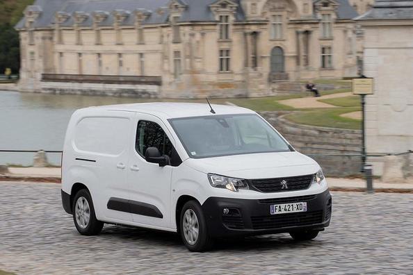 Recension av den kompakta skåpbilen Peugeot Partner