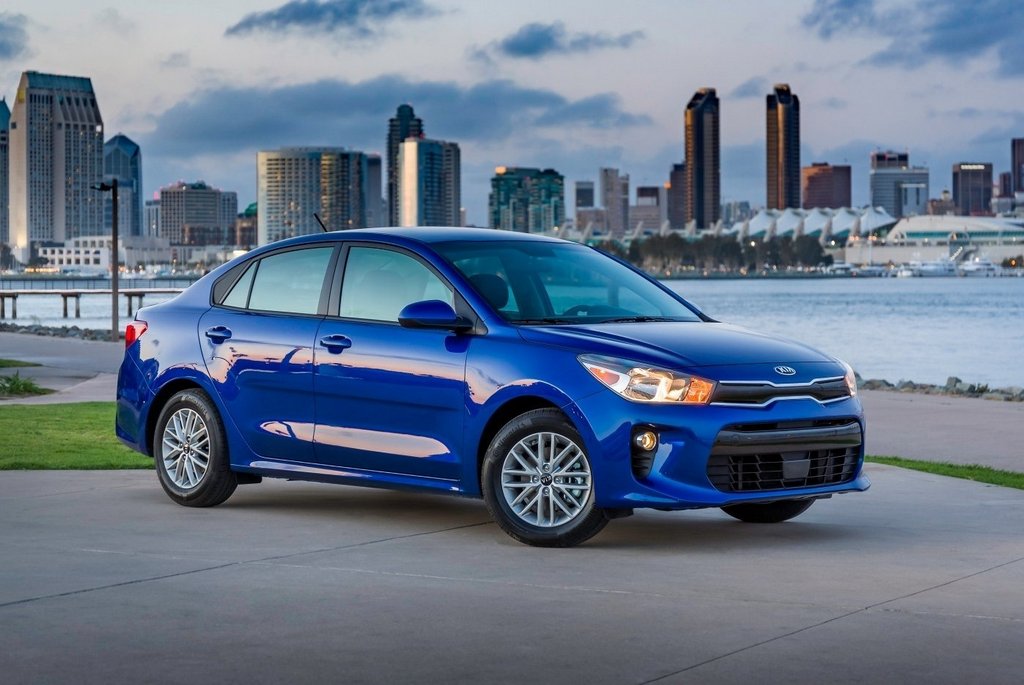 Fjärde generationen av den kompakta sedanen KIA Rio