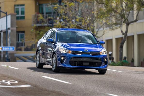 Fjärde generationen av den kompakta sedanen KIA Rio