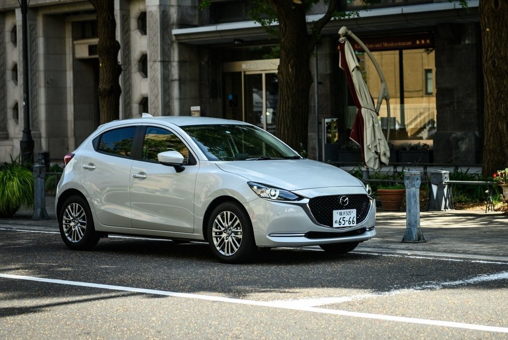 Uppdaterade subkompakta halvkombin Mazda 2