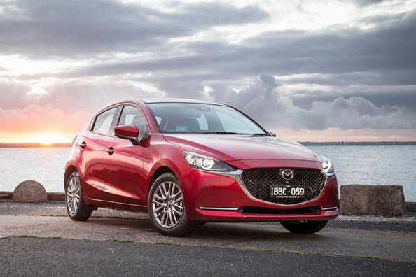 Uppdaterade subkompakta halvkombin Mazda 2