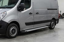 Nissan NV400 2010–2024 Sidosteg X5-typ (2 st, aluminium) foto 1