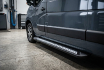 Nissan NV400 2010–2024 Sidosteg New Vision Black (2 st, aluminium) Mellanhjulbas foto 1