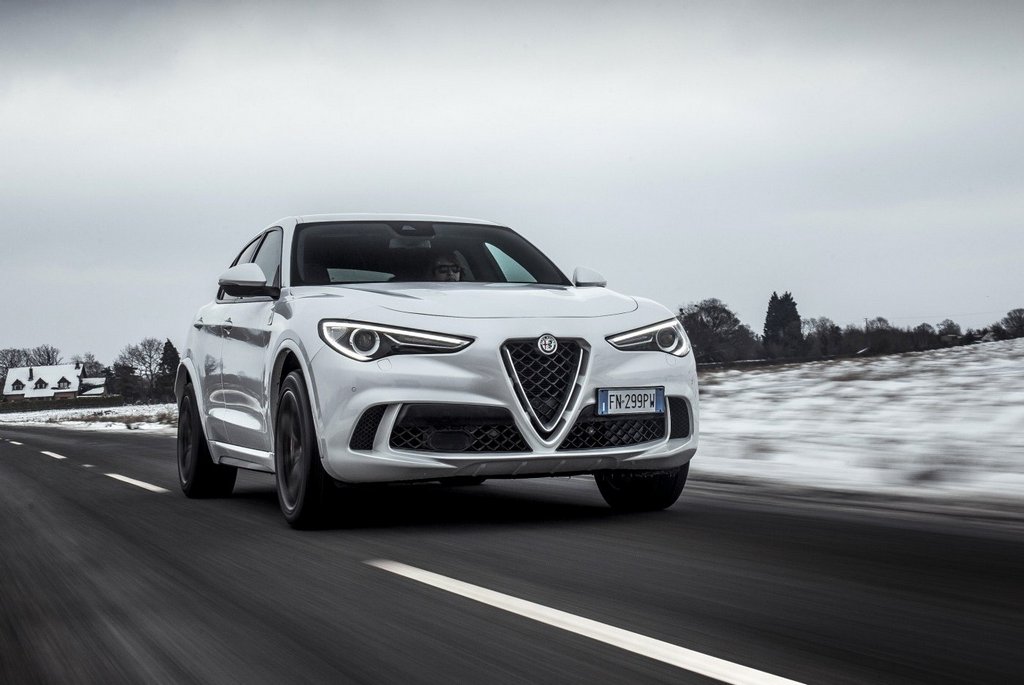 Första generationen av den kompakta crossovern Alfa Romeo Stelvio