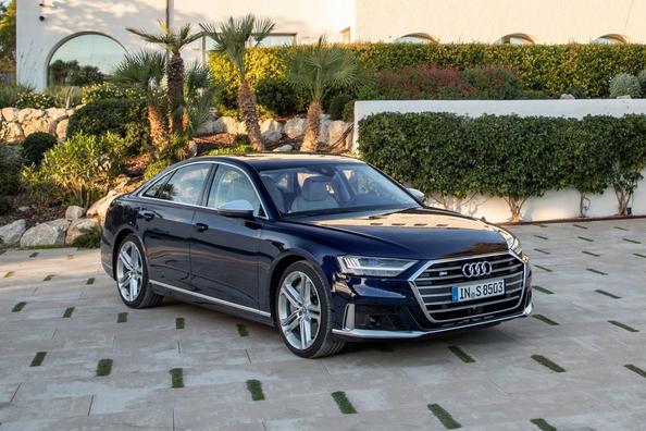 Sportig lyxsedan Audi S8