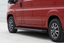 Peugeot Boxer 2006–2025 Sidosteg Maya Red (2 st, aluminium) Lång hjulbas foto 1