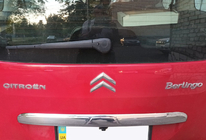 Peugeot Partner Tepee 2008–2018 Kromlist ovanför registreringsskylten (rostfritt stål) foto 1