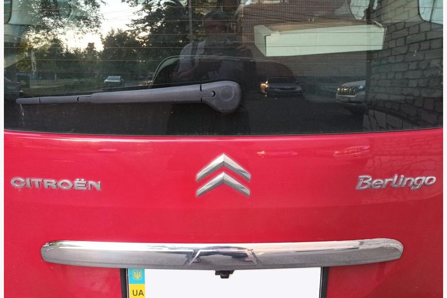 Citroen Berlingo 2008–2018 Kromlist ovanför registreringsskylten (rostfritt stål) Image