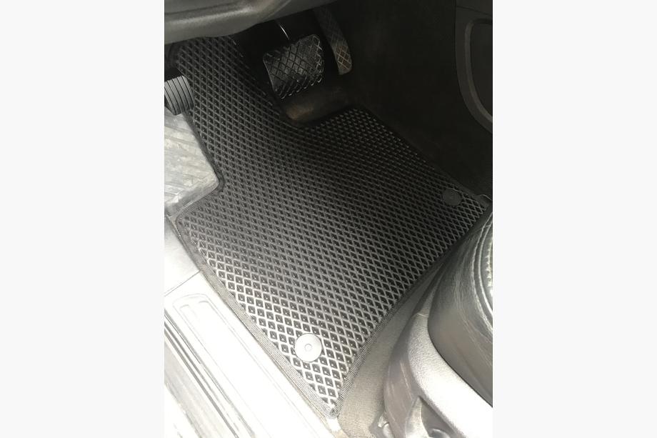 Audi Q7 2005–2015 EVA bilmattor (svarta) 3 rader (6 mattor) Image