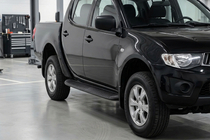 Mitsubishi L200 2015–2024 Sidosteg Tayga Black (2 st, aluminium) foto 1