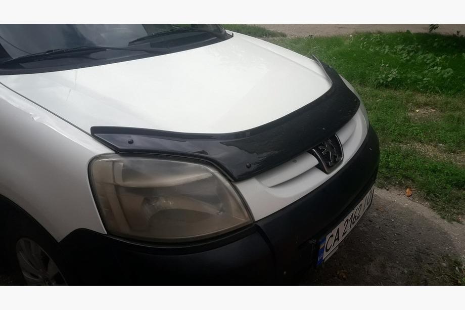 Peugeot Partner 1996–2008 Huvdeflektor Eurocap (2003-2008) Image