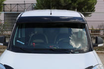 Fiat Doblo II 2010–2022 Vindrutespoiler (svart blank, 5 mm) foto 4