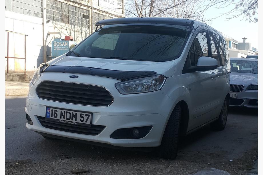 Ford Courier 2014–2023 Vindrutespoiler (svart blank, 5 mm) Foto 4