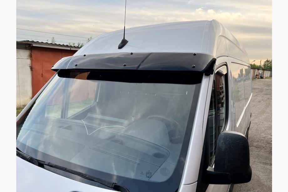 Mercedes Sprinter W907/W910 2018– Vindrutespoiler (svart blank, 5 mm) Foto 1