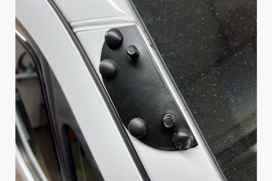 Mercedes Sprinter W907/W910 2018– Vindrutespoiler (svart blank, 5 mm) Foto 9