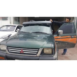 Vindrutespoiler (svart blank, 5 mm) Mitsubishi L200 1996–2006 foto 4