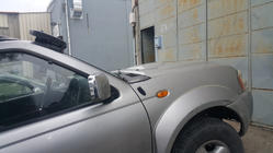 Nissan NP300 1999–2015 Vindrutespoiler (svart blank, 5 mm) foto 10