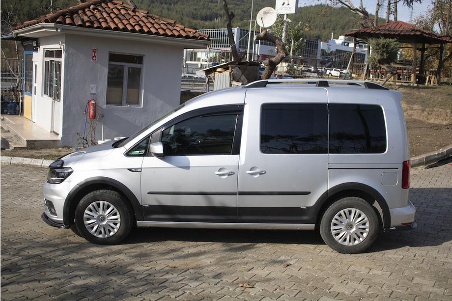 Volkswagen Caddy 2015–2020 Sats med lister och skärmbreddare 1 dörr, kort hjulbas Foto 2