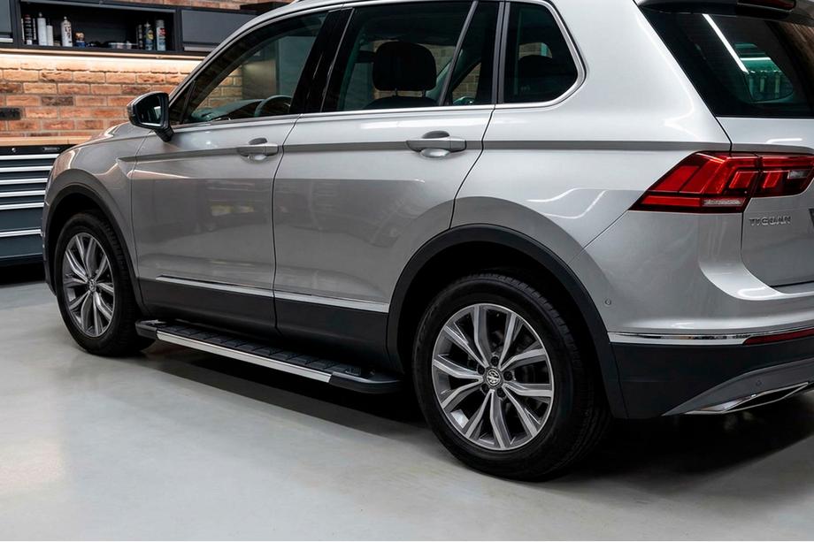 Volkswagen Tiguan 2016–2023 Sidosteg RedLine V1 (2 st, aluminium) Image