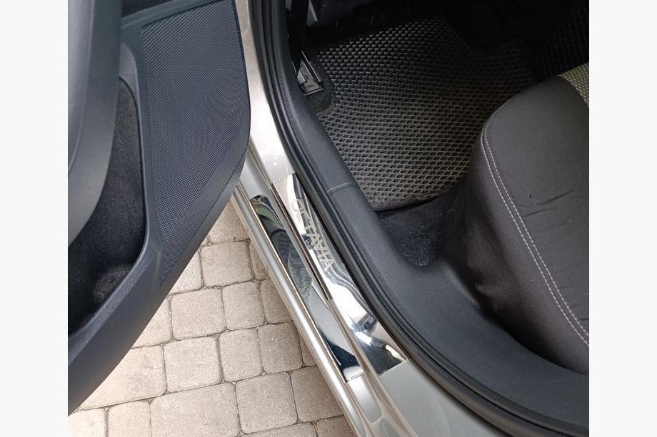 Skoda Octavia III A7 2013–2019 Carmos V1 instegslister (8 st, rostfritt stål) Foto 9