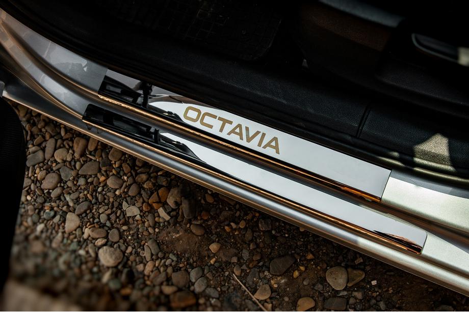 Skoda Octavia III A7 2013–2019 Carmos V1 instegslister (8 st, rostfritt stål) Foto 1