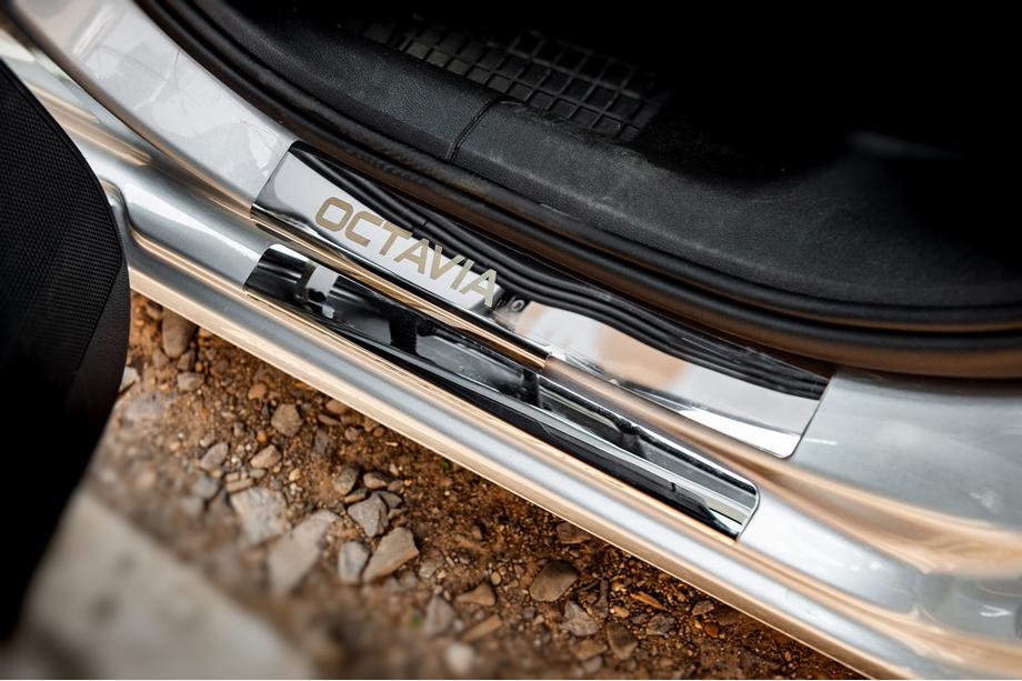 Skoda Octavia III A7 2013–2019 Carmos V1 instegslister (8 st, rostfritt stål) Foto 8