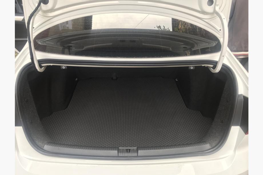 Volkswagen Jetta 2011–2018 Bagagerumsmatta (EVA, svart) Foto 4