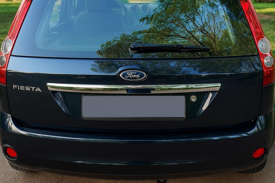 Ford Fiesta 2002–2008 Dekorlist ovanför registreringsskylten (rostfritt stål) Carmos - turkiskt stål Image