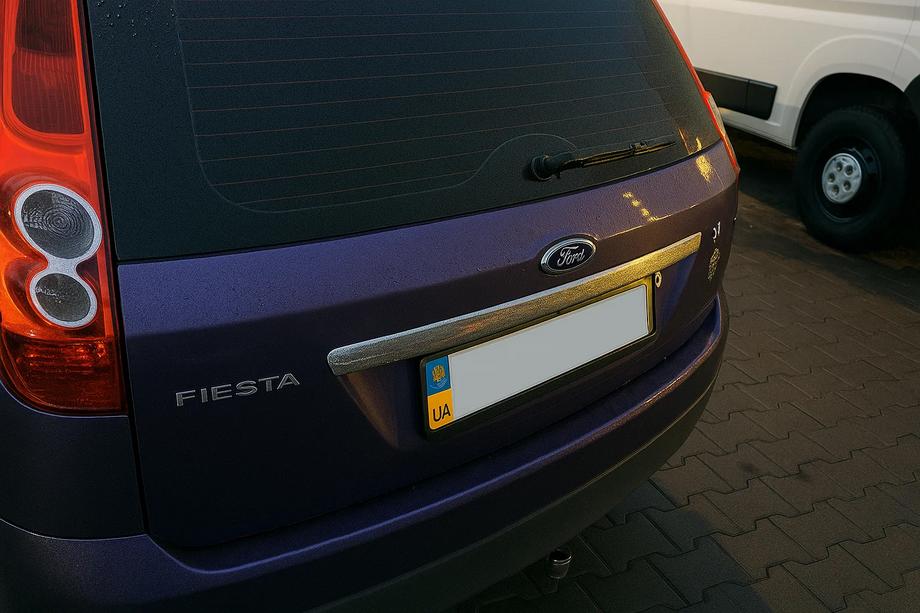 Ford Fiesta 2002–2008 Dekorlist ovanför registreringsskylten (rostfritt stål) Foto 3