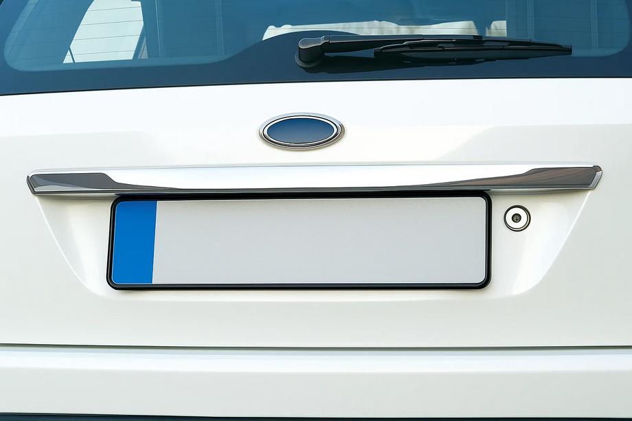 Ford Fiesta 2002–2008 Dekorlist ovanför registreringsskylten (rostfritt stål) Foto 4