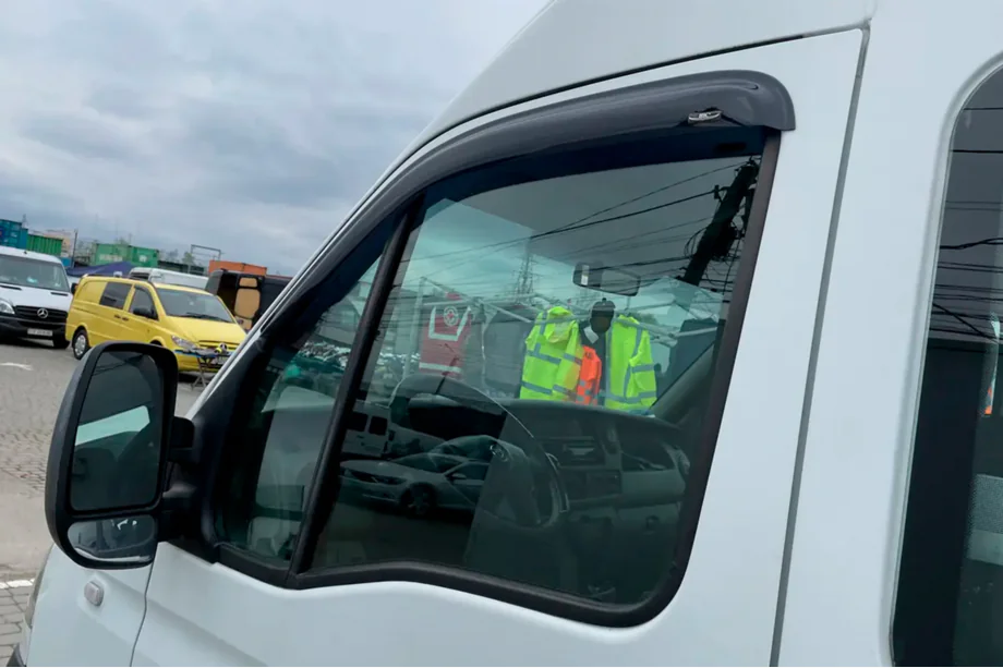 Iveco Daily 2006–2014 Vindavvisare för sidorutor (2 st, HIC) Image