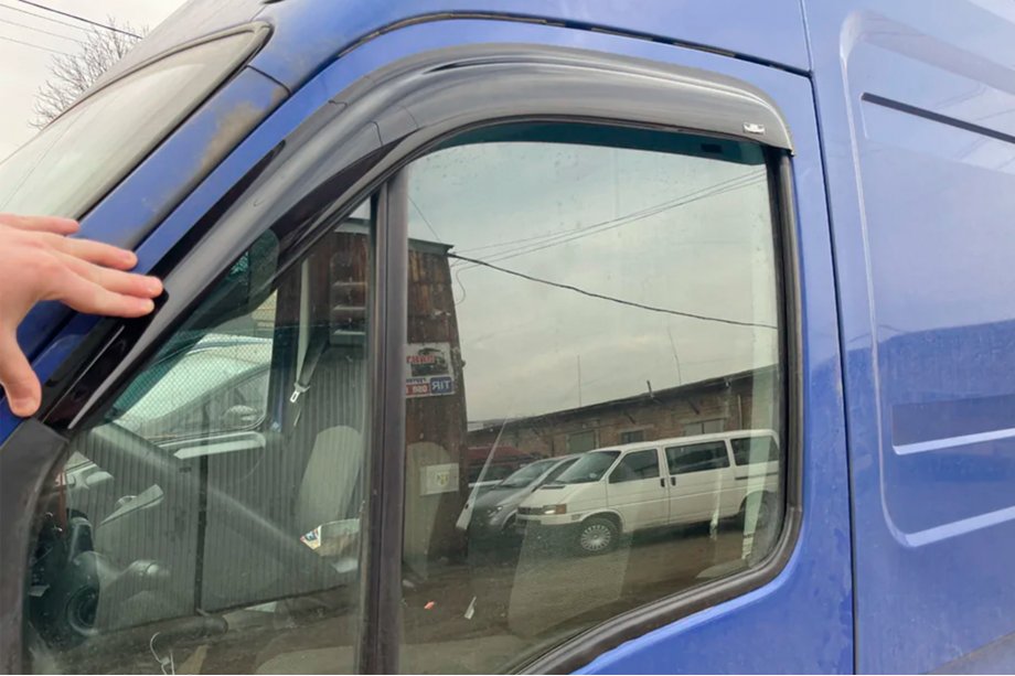 Iveco Daily 2006–2014 Vindavvisare för sidorutor (2 st, HIC) Foto 5