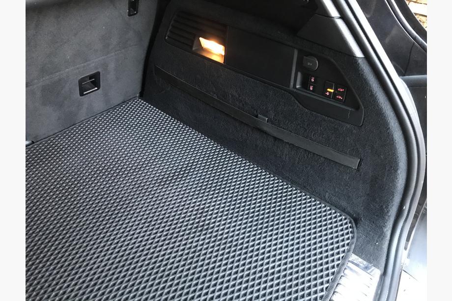 Volkswagen Touareg 2010–2018 Bagagerumsmatta V2 (EVA, svart) Foto 4