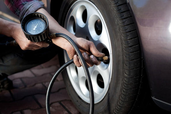 Varför behöver du mäta däcktrycket i bilen?