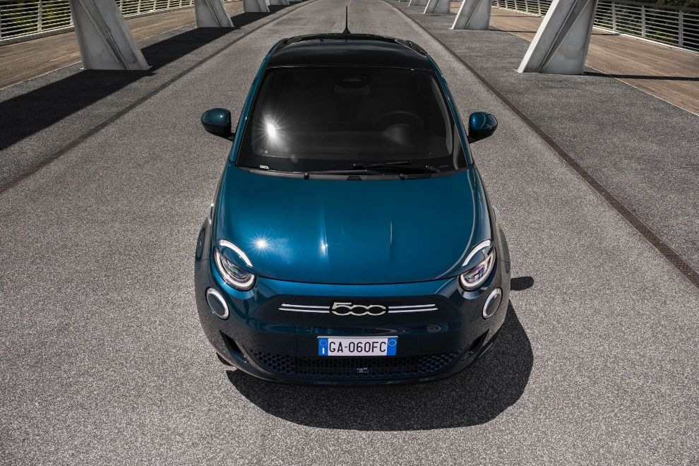 Test av den elektriska subkompakta halvkombin Fiat 500e