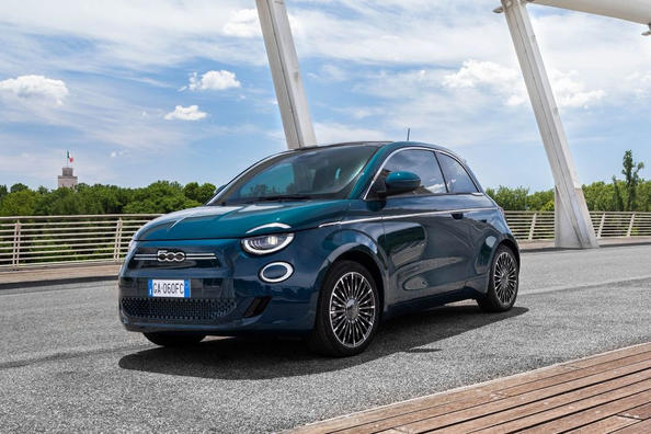 Test av den elektriska subkompakta halvkombin Fiat 500e